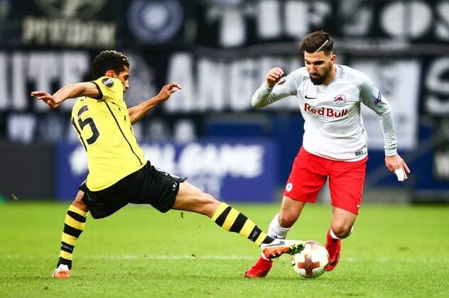 SOCCER - EL, RBS vs Vitoria SALZBURG,AUSTRIA,23.NOV.17 - SOCCER - UEFA Europa League, Red Bull Salzburg vs Vitoria Guimaraes SC. Image shows Victor Garcia (Vitoria) and Munas Dabbur (RBS). GEPAxpictures xFelixxRoittner
