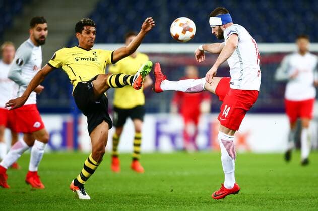 SOCCER - EL, RBS vs Vitoria SALZBURG,AUSTRIA,23.NOV.17 - SOCCER - UEFA Europa League, Red Bull Salzburg vs Vitoria Guimaraes SC. Image shows Victor Garcia (Vitoria) and Valon Berisha (RBS). GEPAxpictures xFelixxRoittner