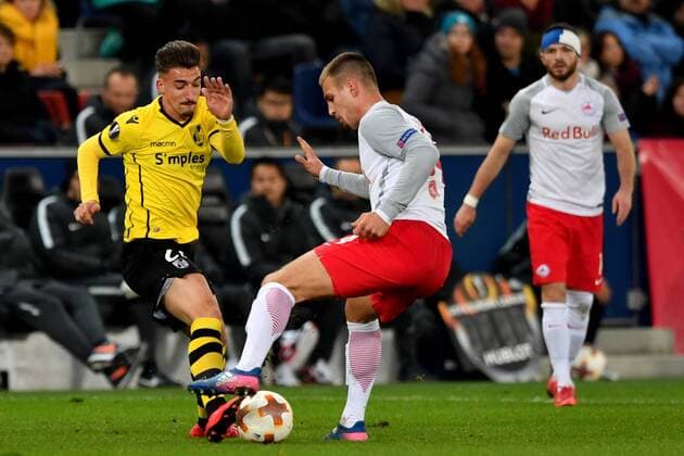 SOCCER - EL, RBS vs Vitoria SALZBURG,AUSTRIA,23.NOV.17 - SOCCER - UEFA Europa League, Red Bull Salzburg vs Vitoria Guimaraes SC. Image shows Helder Ferreira (Vitoria) and Marin Pongracic (RBS). GEPAxpictures xFlorianxErtl