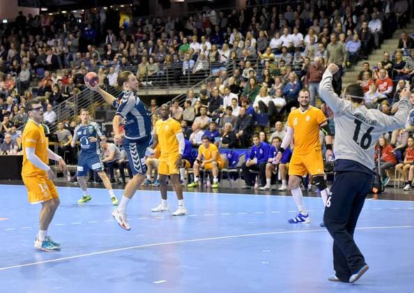 EHF-Pokal,Handball:Fuechse Berlin vs.FC Porto,23.11.2017 beim Sprungwurf Mattias Zachrisson 21(Fuechse Berlin),waehrend des Spiels zwischen den Fuechse Berlin und dem FC Porto am 23.11.2017 in der Max Schmeling Halle Berlin, Deutschland. Handball,Maenner,3.Runde,EHF-Pokal