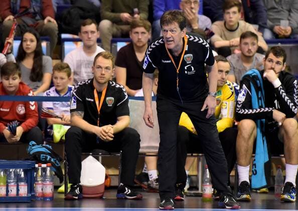 EHF-Pokal,Handball:Fuechse Berlin vs.FC Porto,23.11.2017 Velimir Petkovic (Coach,Fuechse Berlin),waehrend des Spiels zwischen den Fuechse Berlin und dem FC Porto am 23.11.2017 in der Max Schmeling Halle Berlin, Deutschland. Handball,Maenner,3.Runde,EHF-Pokal