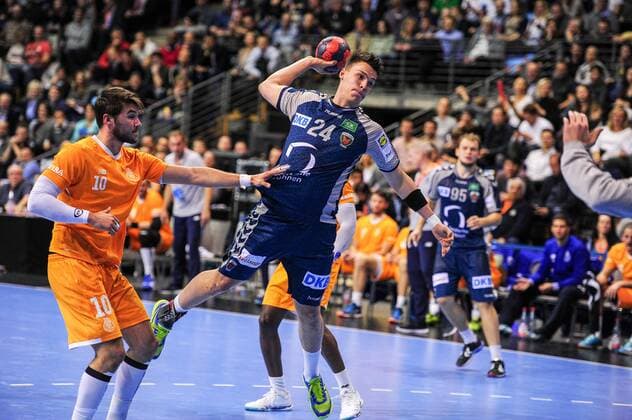 Frederik Simak (Fuechse Berlin) - Action Aktion - Querformat - quer - horizontal Event Veranstaltung: EHF-Cup - Qualifikation 3. Runde - Fuechse Berloin vs. FC Porto Location Ort: Max Schmeling Halle Berlin - Germany Deutschland - Europe Europa - Date Datum: 23.11.2017 Handball - EHF-Cup Fuechse Berlin vs. FC Porto 23.11.2017