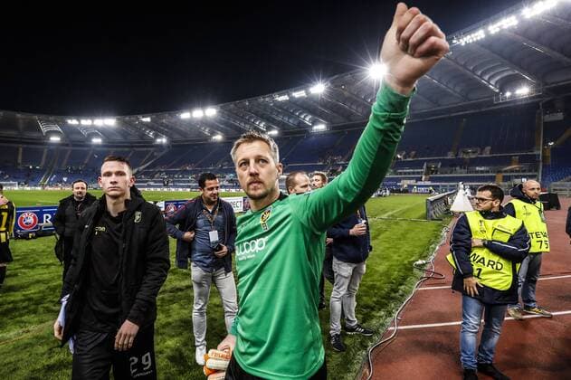 (l-r) Julian Lelieveld of Vitesse, goalkeeper Remko Pasveer of Vitesse during the UEFA Europa League group K match between SS Lazio and Vitesse Arnhem at Stadio Olimpico on November 23, 2017 in Rome, Italy UEFA Europa League 2017 2018 xVIxVIxImagesx xPieterxStamxdexJongexIVx 9377587
