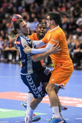 Mattias Zachrisson (Fuechse Berlin)- Action Aktion - Hochformat - hoch - vertikal Event Veranstaltung: EHF-Cup - Qualifikation 3. Runde - Fuechse Berloin vs. FC Porto Location Ort: Max Schmeling Halle Berlin - Germany Deutschland - Europe Europa - Date Datum: 23.11.2017 Handball - EHF-Cup Fuechse Berlin vs. FC Porto 23.11.2017