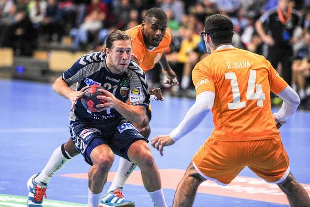 Mattias Zachrisson (Fuechse Berlin)- Action Aktion - Querformat - quer - horizontal Event Veranstaltung: EHF-Cup - Qualifikation 3. Runde - Fuechse Berloin vs. FC Porto Location Ort: Max Schmeling Halle Berlin - Germany Deutschland - Europe Europa - Date Datum: 23.11.2017 Handball - EHF-Cup Fuechse Berlin vs. FC Porto 23.11.2017