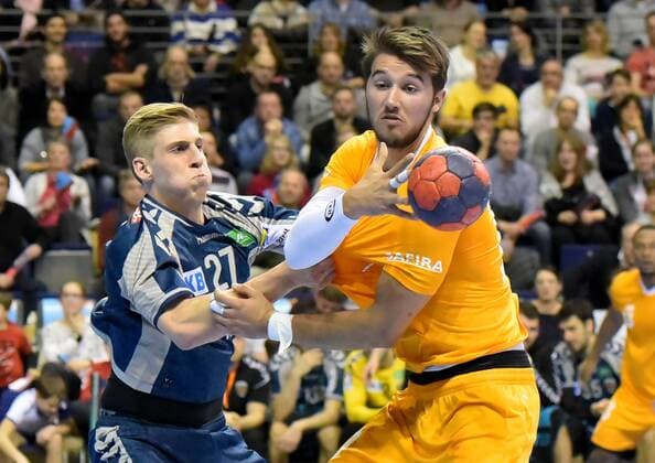 EHF-Pokal,Handball:Fuechse Berlin vs.FC Porto,23.11.2017 Eric Gerntke Füchse berlin aus der A-Jugend,waehrend des Spiels zwischen den Fuechse Berlin und dem FC Porto am 23.11.2017 in der Max Schmeling Halle Berlin, Deutschland. Handball,Maenner,3.Runde,EHF-Pokal