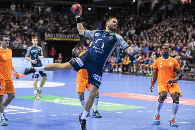 Drago Vukovic (Fuechse Berlin) mit Schwerstarbeit in der Abwehr - Action Aktion - Querformat - quer - horizontal Event Veranstaltung: EHF-Cup - Qualifikation 3. Runde - Fuechse Berloin vs. FC Porto Location Ort: Max Schmeling Halle Berlin - Germany Deutschland - Europe Europa - Date Datum: 23.11.2017 Handball - EHF-Cup Fuechse Berlin vs. FC Porto 23.11.2017