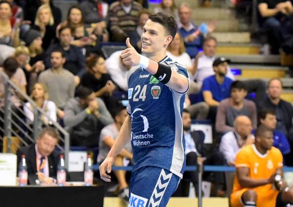 EHF-Pokal,Handball:Fuechse Berlin vs.FC Porto,23.11.2017 Frederik Simak 24(Fuechse Berlin),waehrend des Spiels zwischen den Fuechse Berlin und dem FC Porto am 23.11.2017 in der Max Schmeling Halle Berlin, Deutschland. Handball,Maenner,3.Runde,EHF-Pokal