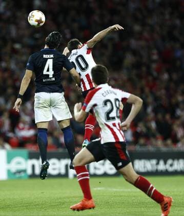 DAVID S. BUSTAMANTE 23 11 2017 BILBAO PAIS VASCO Partido correspondiente a la Jornada 5 del grupo J de la UEFA Europa League de futbol entre el Athletic de Bilbao y el Hertha BSC Berlin disputado en el Estadio San Mames de Bilbao. Aritz Aduriz Zubeldia y Karim Rekik en un salto por el balon  xDAVIDxS.xBUSTAMANTEx xx