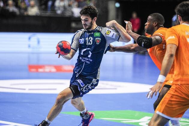 Petar Nenadic (Fuechse Berlin)- Action Aktion - Querformat - quer - horizontal Event Veranstaltung: EHF-Cup - Qualifikation 3. Runde - Fuechse Berloin vs. FC Porto Location Ort: Max Schmeling Halle Berlin - Germany Deutschland - Europe Europa - Date Datum: 23.11.2017 Handball - EHF-Cup Fuechse Berlin vs. FC Porto 23.11.2017