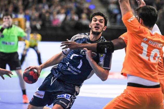 Petar Nenadic (Fuechse Berlin)- Action Aktion - Querformat - quer - horizontal Event Veranstaltung: EHF-Cup - Qualifikation 3. Runde - Fuechse Berloin vs. FC Porto Location Ort: Max Schmeling Halle Berlin - Germany Deutschland - Europe Europa - Date Datum: 23.11.2017 Handball - EHF-Cup Fuechse Berlin vs. FC Porto 23.11.2017