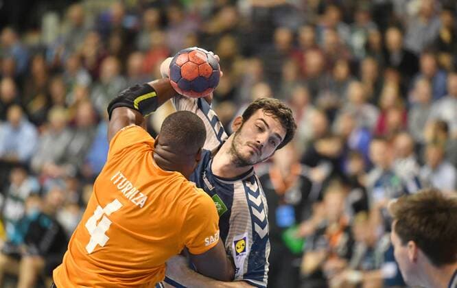 Petar Nenadic (Füchse), mit Ball, vorne Victor Iturriza (Porto), Füchse Berlin - FC Porto EHF Cup Mens , 2017 2018, 3. Runde, Herren, Männer, men, Handball, Deutschland, Germany, Max-Schmeling-Halle Berlin, 23.11.2017