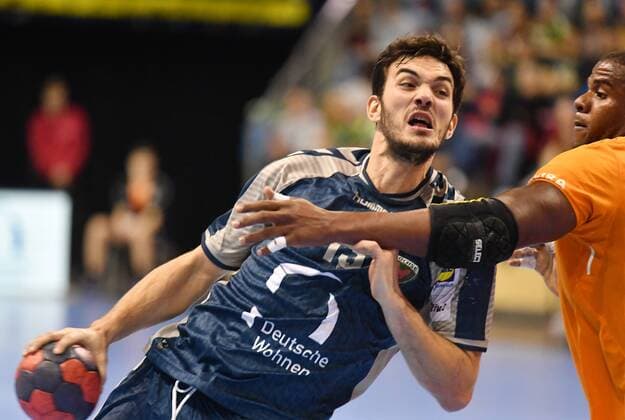 Petar Nenadic (Füchse), mit Ball, rechts Victor Iturriza (Porto), Füchse Berlin - FC Porto EHF Cup Mens , 2017 2018, 3. Runde, Herren, Männer, men, Handball, Deutschland, Germany, Max-Schmeling-Halle Berlin, 23.11.2017