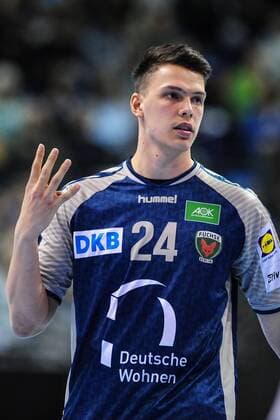 Frederik Simak (Fuechse Berlin) - Action Aktion - Hochformat - hoch - vewrtikal Event Veranstaltung: EHF-Cup - Qualifikation 3. Runde - Fuechse Berloin vs. FC Porto Location Ort: Max Schmeling Halle Berlin - Germany Deutschland - Europe Europa - Date Datum: 23.11.2017 Handball - EHF-Cup Fuechse Berlin vs. FC Porto 23.11.2017
