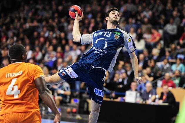Petar Nenadic (Fuechse Berlin)- Action Aktion - Querformat - quer - horizontal Event Veranstaltung: EHF-Cup - Qualifikation 3. Runde - Fuechse Berloin vs. FC Porto Location Ort: Max Schmeling Halle Berlin - Germany Deutschland - Europe Europa - Date Datum: 23.11.2017 Handball - EHF-Cup Fuechse Berlin vs. FC Porto 23.11.2017