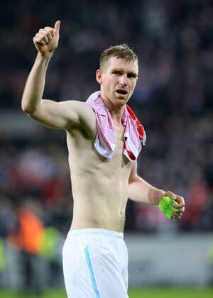 Fussball, UEFA Europa League, Herren, Saison 2017 2018, Gruppe H, 5. Spieltag, Rhein Energie Stadion Köln, 1. FC Köln (rot) - FC Arsenal London (blau) 1:0; Per Mertesacker (Arsenal) bedankt sich bei den mitgereisten Fans.