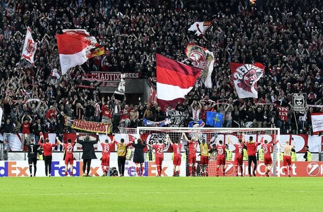 Fussball, UEFA Europa League, Herren, Saison 2017 2018, Gruppe H, 5. Spieltag, Rhein Energie Stadion Köln, 1. FC Köln (rot) - FC Arsenal London (blau) 1:0; Schlussjubel FC Köln vor den Fans. Jubel, Freude, Aktion.