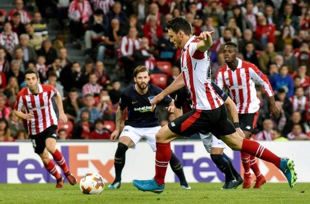 Athletic Bilbao s striker Aritz Aduriz (C) scores the second goal, and second of the team, against Hertha Berlin during the UEFA Europa League Group J match between Athletic Bilbao and Hertha Berlin at the San Mames stadium in Bilbao, Basque Country, Spain, 23 November 2017. Athletic de Bilbao vs. Hertha Berlin !ACHTUNG: NUR REDAKTIONELLE NUTZUNG!  Copyright: xMiguelxTonax BIL005 20171123-636470680876451404