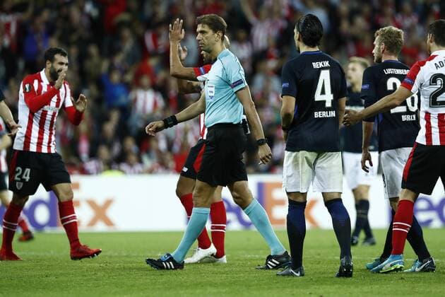 DAVID S. BUSTAMANTE 23 11 2017 BILBAO PAIS VASCO Partido correspondiente a la Jornada 5 del grupo J de la UEFA Europa League de futbol entre el Athletic de Bilbao y el Hertha BSC Berlin disputado en el Estadio San Mames de Bilbao. el arbitro del encuentro Paolo Tagliavento se?ala penalti  xDAVIDxS.xBUSTAMANTEx xx