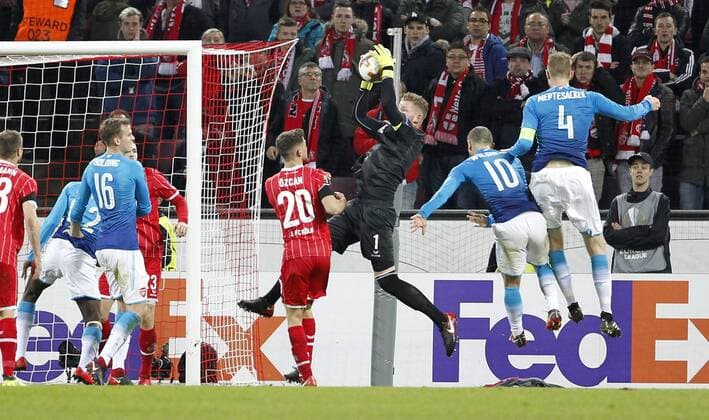 Bilder des Tages - SPORT Köln, RheinEnergieStadion, 23.11.17: Torwart Timo Horn (1.FC Köln) sichert den Ball im Europaleague Spiel zwischen 1.FC Köln vs. Arsenal London in der Saison 2017 2018.