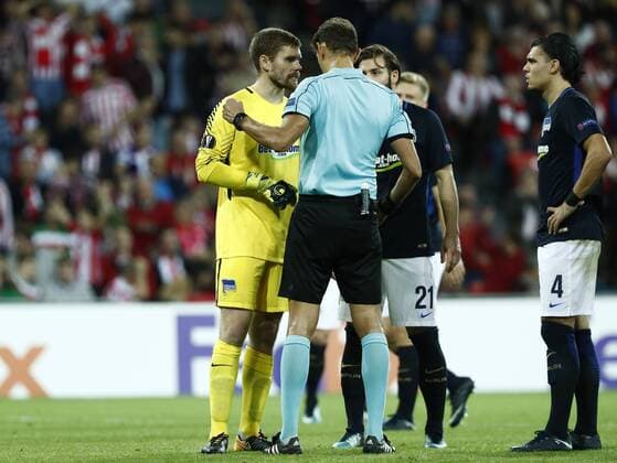 DAVID S. BUSTAMANTE 23 11 2017 BILBAO PAIS VASCO Partido correspondiente a la Jornada 5 del grupo J de la UEFA Europa League de futbol entre el Athletic de Bilbao y el Hertha BSC Berlin disputado en el Estadio San Mames de Bilbao. Thomas Kraft protesta al arbitro del encuentro Paolo Tagliavento por se?alar penalti  xDAVIDxS.xBUSTAMANTEx xx