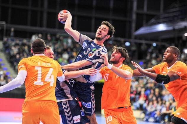 Petar Nenadic (Fuechse Berlin)- Action Aktion - Querformat - quer - horizontal Event Veranstaltung: EHF-Cup - Qualifikation 3. Runde - Fuechse Berloin vs. FC Porto Location Ort: Max Schmeling Halle Berlin - Germany Deutschland - Europe Europa - Date Datum: 23.11.2017 Handball - EHF-Cup Fuechse Berlin vs. FC Porto 23.11.2017