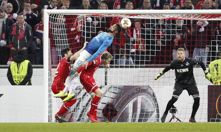 Köln, RheinEnergieStadion, 23.11.17: Jorge Mere (1.FC Köln) (L) und Jannes Horn (1.FC Köln) (R) gegen Olivier Giroud (Arsenal London) im Europaleague Spiel zwischen 1.FC Köln vs. Arsenal London in der Saison 2017 2018.