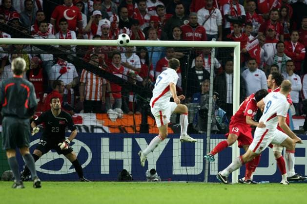 euro2008 ek , geneve , 15-06-08 turkije - tsjechie jan koller scoort 0-1 turkije - tsjechie