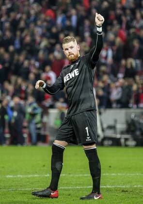 Koeln, Rhein Energie Stadion, 13.02.2016, Fußball, UEFA Europa League, FC Koeln - FC Arsenal Bild:Torwart: Timo Horn (FC Köln, 1) bedankt sich mit bei den Fans Copyright: HMBxMedia ThomasxJäger