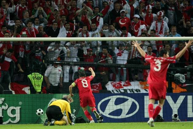 euro2008 ek , geneve , 15-06-08 turkije - tsjechie 3-2 turkije winst in een sensationele wedstrijd vlak voor tijd peter cech blundert opzichtig waardoor turkije langszij komt 2-2 turkije - tsjechie