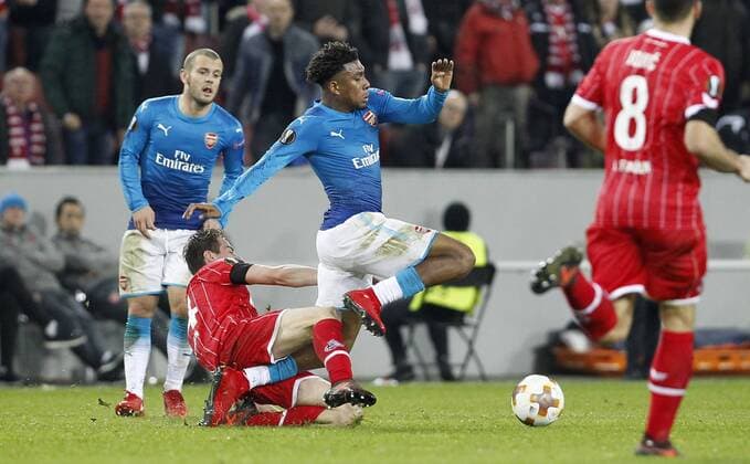 Köln, RheinEnergieStadion, 23.11.17: Lukas Klünter (1.FC Köln) (L) gegen Alex Iwobi (Arsenal London) im Europaleague Spiel zwischen 1.FC Köln vs. Arsenal London in der Saison 2017 2018.