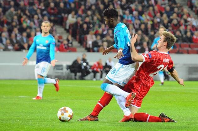 GER, Europa League, 1. FC Koeln vs Arsenal London 23.11.2017, Rhein-Energie-Stadion, Koeln, GER, Europa League, 1. FC Koeln vs Arsenal London, im Bild im Zweikampf von links: Ainsley Maitland-Niles (Arsenal 30), Lukas Klünter Kluenter (Koeln 24)