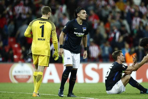 DAVID S. BUSTAMANTE 23 11 2017 BILBAO PAIS VASCO Partido correspondiente a la Jornada 5 del grupo J de la UEFA Europa League de futbol entre el Athletic de Bilbao y el Hertha BSC Berlin disputado en el Estadio San Mames de Bilbao. Thomas Kraft Karim Rekik y Sebastian Langkamp se lamentan de la derrota  xDAVIDxS.xBUSTAMANTEx xx