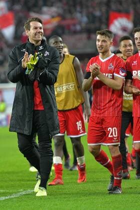 GER, 1. FC Köln (GER) vs. FC Arsenal (ENG) 23.11.2017, RheinEnergieSTADION, Köln, Europa Leaque, Gruppenphase, 5. Spieltag, GER, 1. FC Köln (GER) vs. FC Arsenal (ENG) im Bild: die Kölner freuen sich über den Sieg vorne Thomas Kessler Torwart (FC Köln 18), Sehrou Guirassy (FC Köln 19), Salih Özcan Oezcan (FC Köln 20),