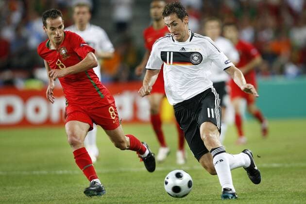 ek 2008 , zwitserland , basel , 19-06-2008, kwart finale , portugal - duitsland , miroslav klose en petit portugal - duitsland