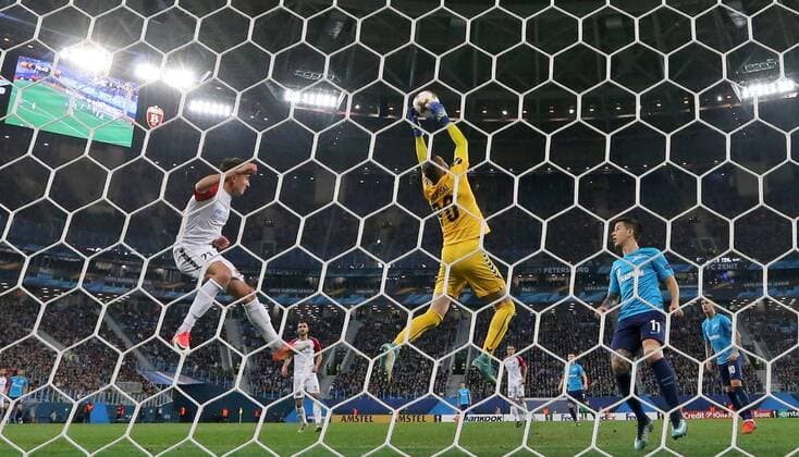 Bilder des Tages - SPORT ST PETERSBURG, RUSSIA â€“ NOVEMBER 23, 2017: FK Vardar s goalkeeper Filip Gachevski (C) in action in their 2017-18 UEFA Europa League Group L Round 5 football match against Zenit St Petersburg at Saint Petersburg Stadium. FC Zenit St Petersburg won the game 2-1. Alexander Demianchuk TASS  TS06A52F