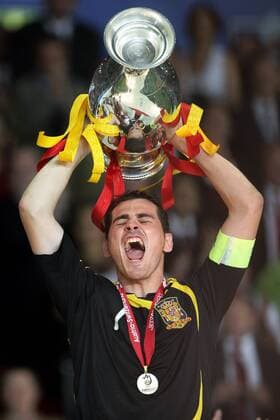 wenen, 29-06-2008, duitsland - spanje, finale iker casillas met de beker. spanje is europees kampioen. duitsland - spanje