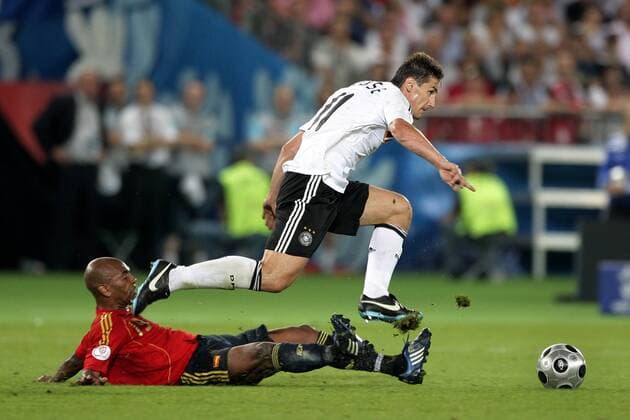 wenen, 29-06-2008, duitsland - spanje, finale miroslav klose (r), marcos senna (l) duitsland - spanje *** vienna 29 06 2008 germany spain finals miroslav klose r marcos senna l germany spain EC Euro 2008 euro2008 germany - spain finale 