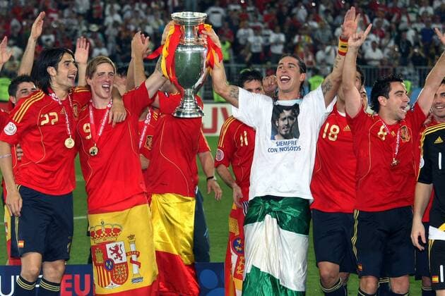 euro 2008 ek euro2008 , wenen , 29-06-2008 finale duitsland - spanje fernando torres en sergio ramos links is ruben de la red (22) duitsland - spanje *** euro 2008 ek euro2008 vienna 29 06 2008 finale germany spain fernando torres and sergio ramos left is ruben de la red 22 germany spain 