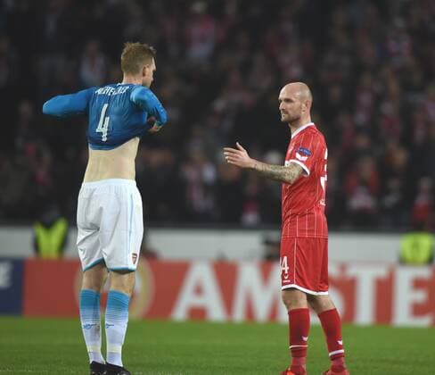 1. FC Köln - FC Arsenal London 23.11.2017 Trikottausch Per Mertesacker (Arsenal) und Konstantin Rausch (Köln)