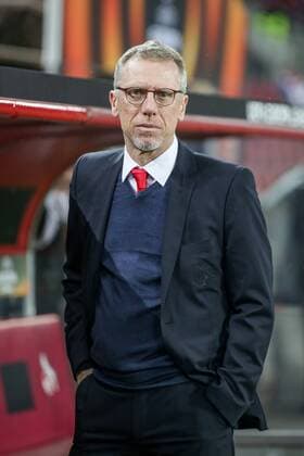 Koeln, Rhein Energie Stadion, 13.02.2016, Fußball, UEFA Europa League, FC Koeln - FC Arsenal Bild: Trainer: Peter Stöger (FC Köln) an der Spielerbank Copyright: HMBxMedia ThomasxJäger