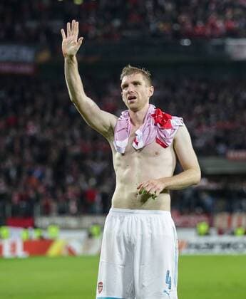 Koeln, Rhein Energie Stadion, 13.02.2016, Fußball, UEFA Europa League, FC Koeln - FC Arsenal Bild: Per Mertesacker (FC Arselnal, 4) (FC Arsenal London, 30) bedankt sich bei den Fans Copyright: HMBxMedia ThomasxJäger
