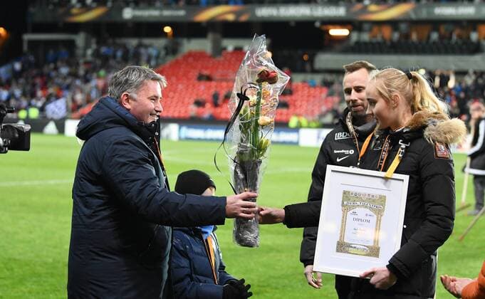 Fotball Menn UEFA Europa League Rosenborg - Real Sociedad Lerkendal Stadium, Trondheim, Norway 23 november 2017 Emilie Bragstad fra Trondheims-Ørn mottar Ivers Talentpris av Torodd Iversen (V) Foto : Arve Johnsen, Digitalsport 