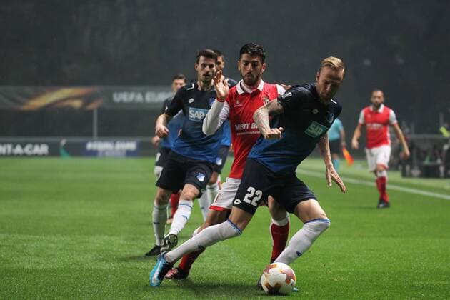 Football, Fussbal UEFA - Paulinho of SC Braga challenges Kevin Vogt of TSG Hoffenheim, during a UEFA Europa League Group Stage match, at Estadio Municipal de Braga, in Braga. Braga, Portugal, 23rd November 2017. Photo: IMAGO Pedro Benavente