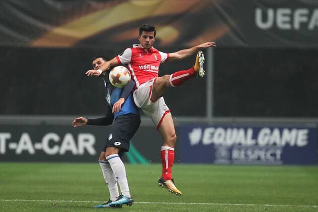 Football, Fussbal UEFA - Joao Carlos Teixeira of SC Braga challenges Grillitsch of TSG Hoffenheim, during a UEFA Europa League Group Stage match, at Estadio Municipal de Braga, in Braga. Braga, Portugal, 23rd November 2017. Photo: IMAGO Pedro Benavente