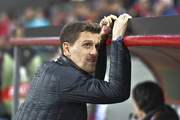GER, 1. FC Köln (GER) vs. FC Arsenal (ENG) 23.11.2017, RheinEnergieSTADION, Köln, Europa Leaque, Gruppenphase, 5. Spieltag, GER, 1. FC Köln (GER) vs. FC Arsenal (ENG) im Bild: Simon Zoller (FC Köln 11), derzeit verletzt lehnt sich an die Ersatzbank