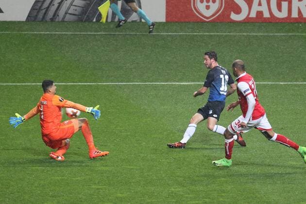 Football, Fussbal UEFA - Matheus of SC Braga challenges Mark Uth of TSG Hoffenheim, during a UEFA Europa League Group Stage match, at Estadio Municipal de Braga, in Braga. Braga, Portugal, 23rd November 2017. Photo: IMAGO Pedro Benavente
