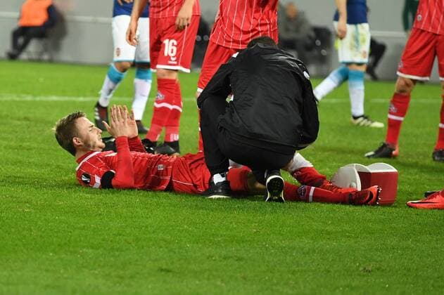 Fussball, UEFA Europaleague, Saison 2017 2018, 1.FC koeln vs FC Arsenal, 23.11.2017, Rheinenergiestadion Koeln, Jannes-Kilian Horn wird behandelt, FC Köln,