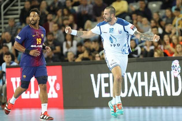 Zagreb, 23.11.2017. - Arena Zagreb hall, 2017 18 EHF Men s Champions League Group Phase. HC Prvo plinarsko drustvo (white) - ESP FC Barcelona Barca Lassa (blue) 24:32 Leon SUSNJA (19) 