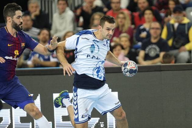 Zagreb, 23.11.2017. - Arena Zagreb hall, 2017 18 EHF Men s Champions League Group Phase. HC Prvo plinarsko drustvo (white) - ESP FC Barcelona Barca Lassa (blue) 24:32 Dobrivoje MARKOVIC (15) vs Tin KONTREC (9) 